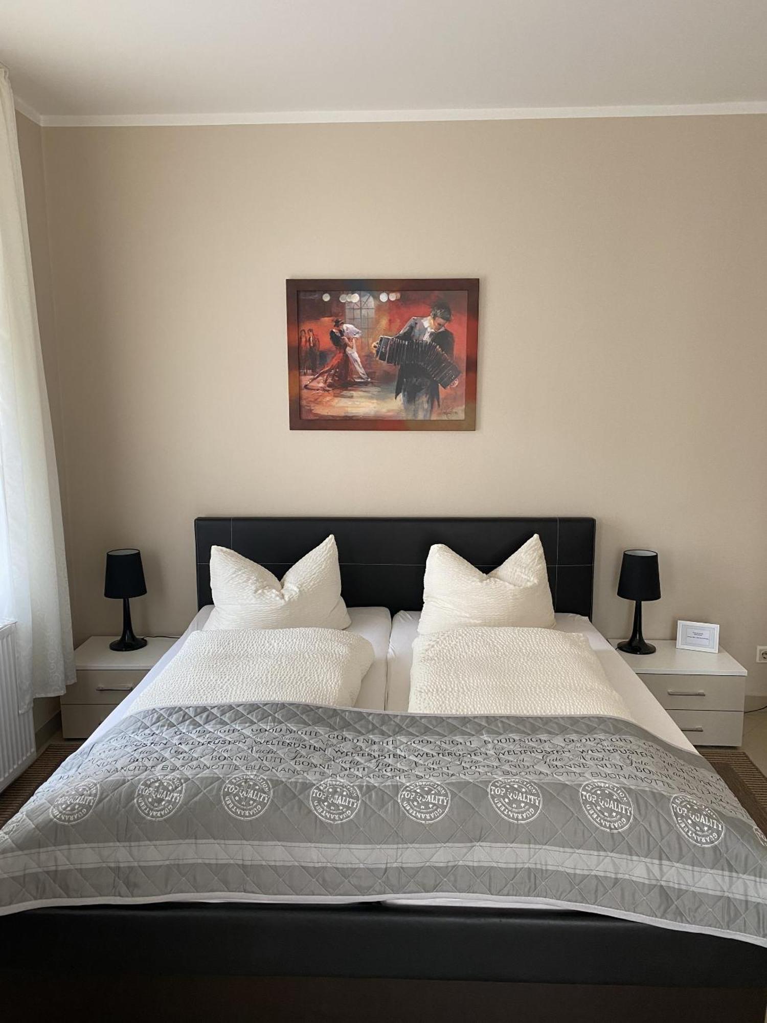 Apartments Und Zimmer Gaestehaus Matthias Drezno Pokój zdjęcie