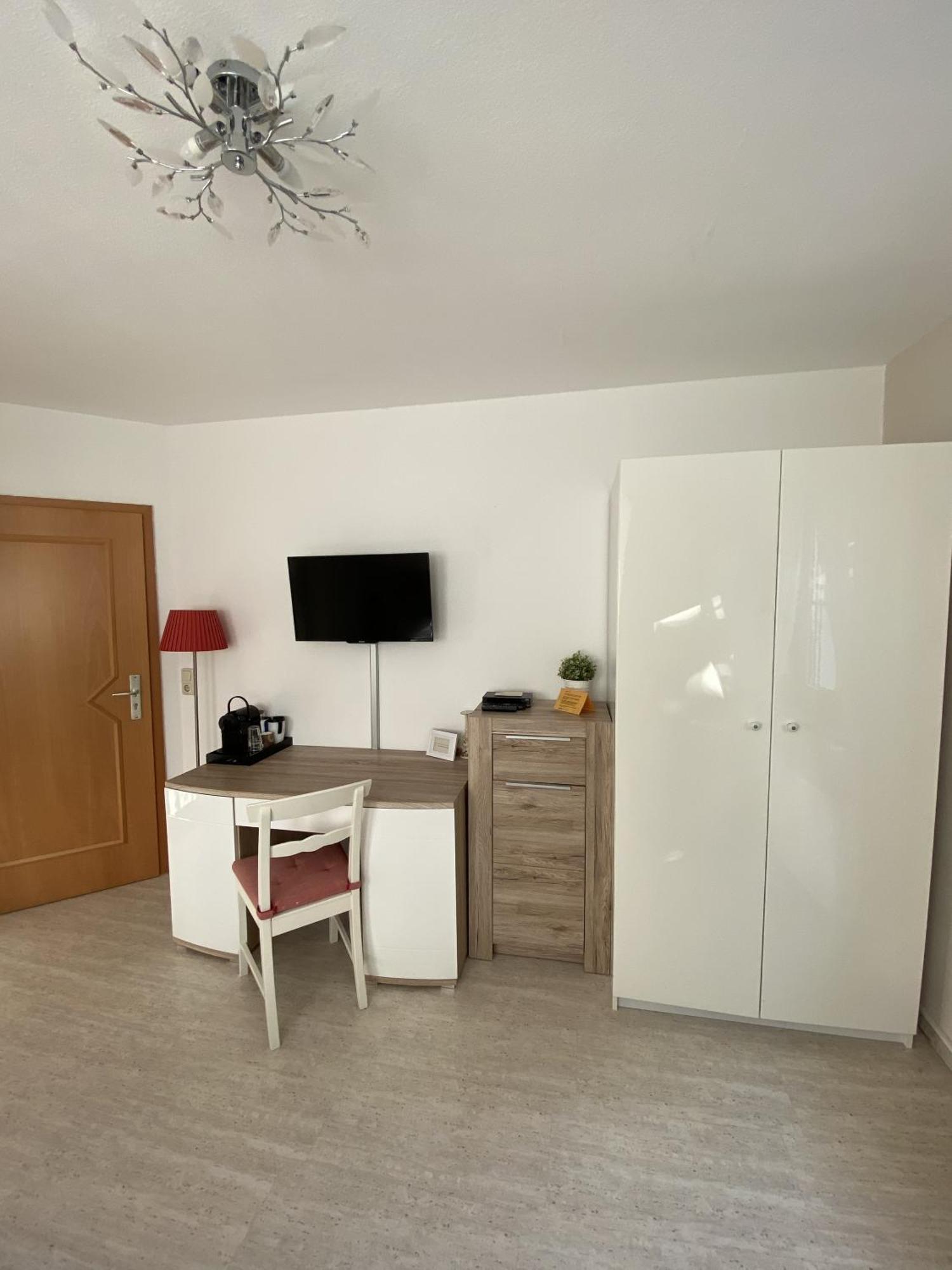 Apartments Und Zimmer Gaestehaus Matthias Drezno Pokój zdjęcie